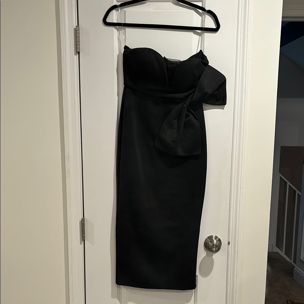 Elegant Black Strapless Dress with Bow